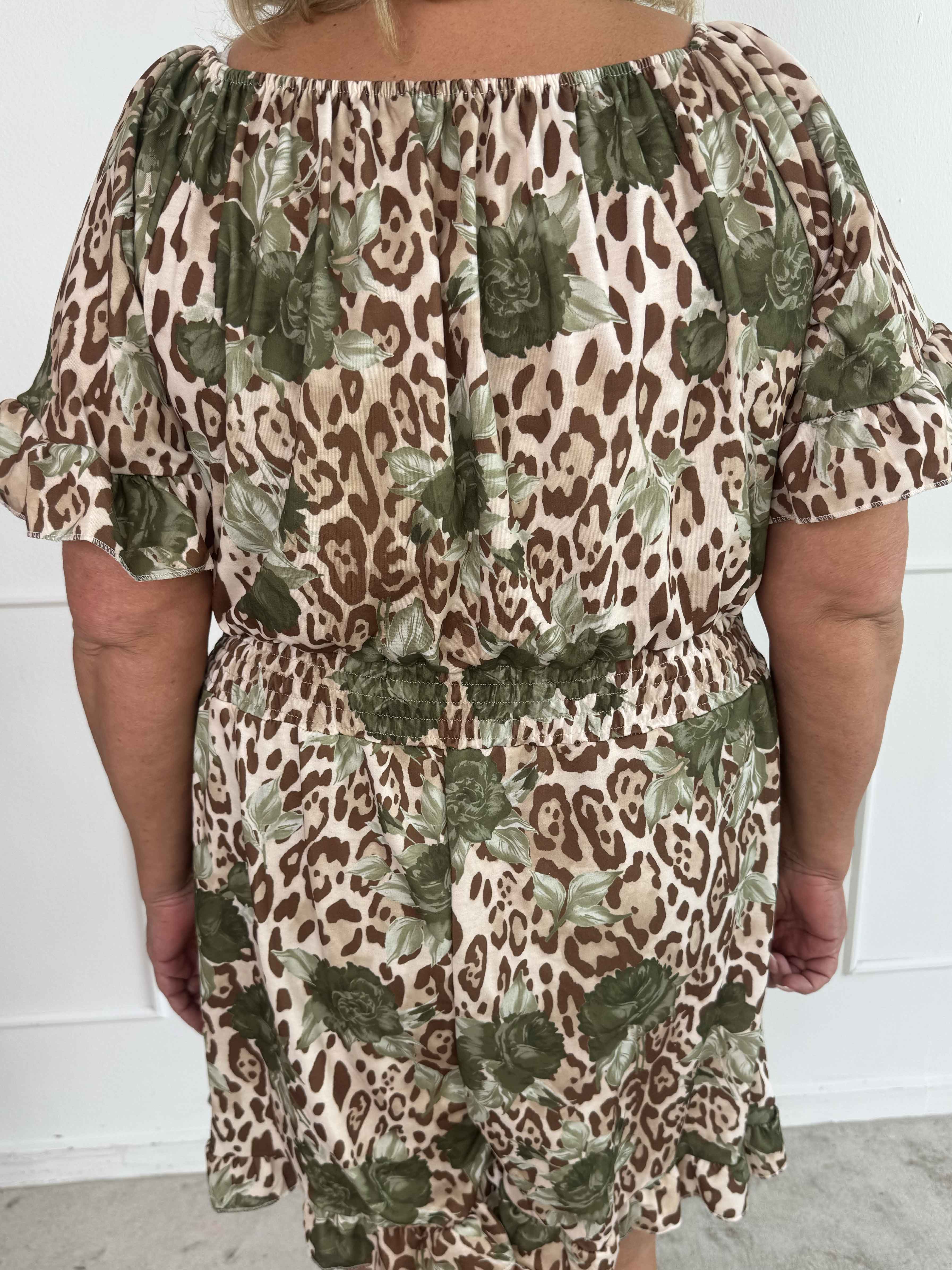 Delilah - Plus size buksedragt i leopard- og blomsterprint